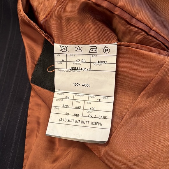 Jos A Bank (Joseph collection), 3 piece suit. Navy pinstripe. Size 42R - Picture 4 of 11